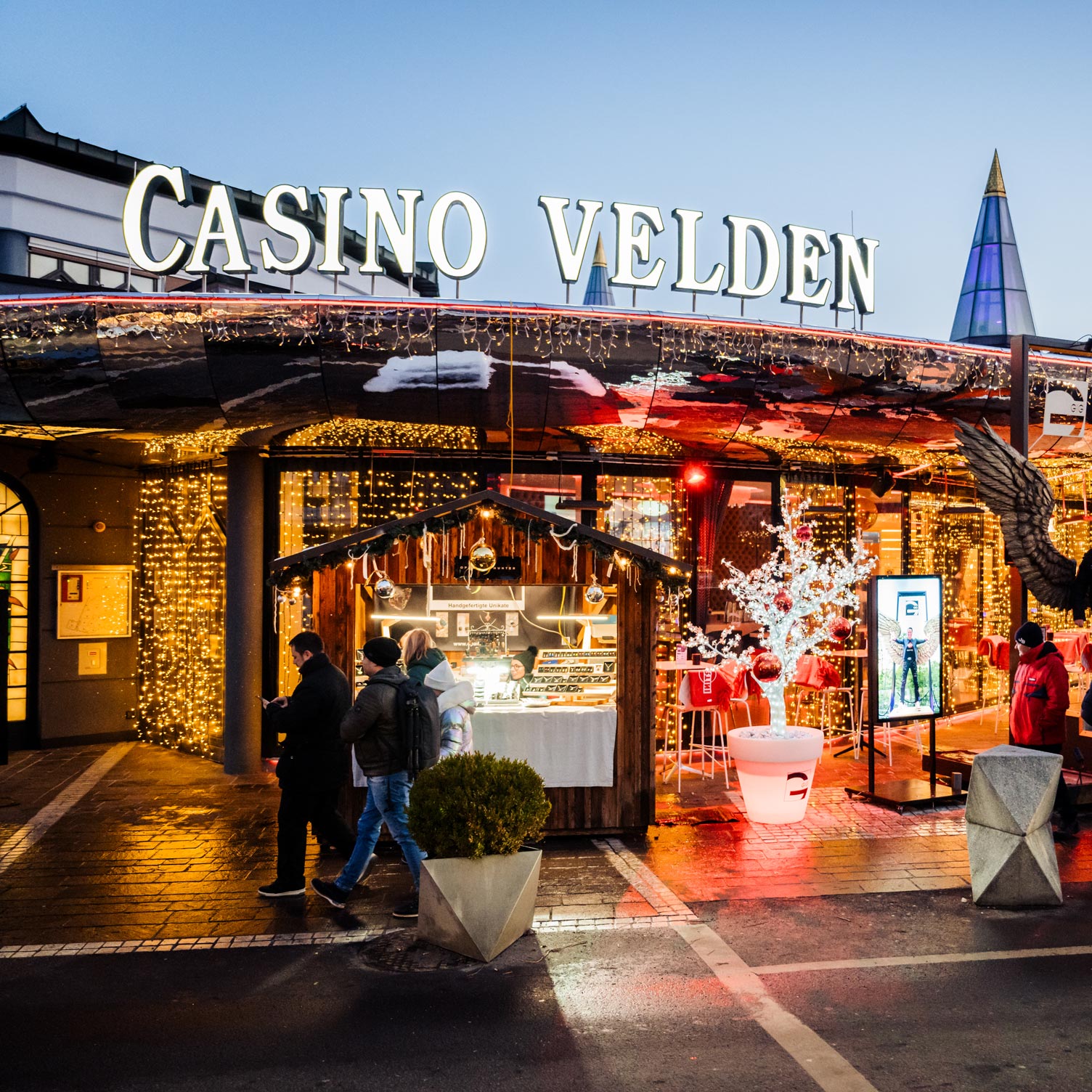 Der Eingang des Casino Velden dekoriert mit weihnachtlichen Lichtern.