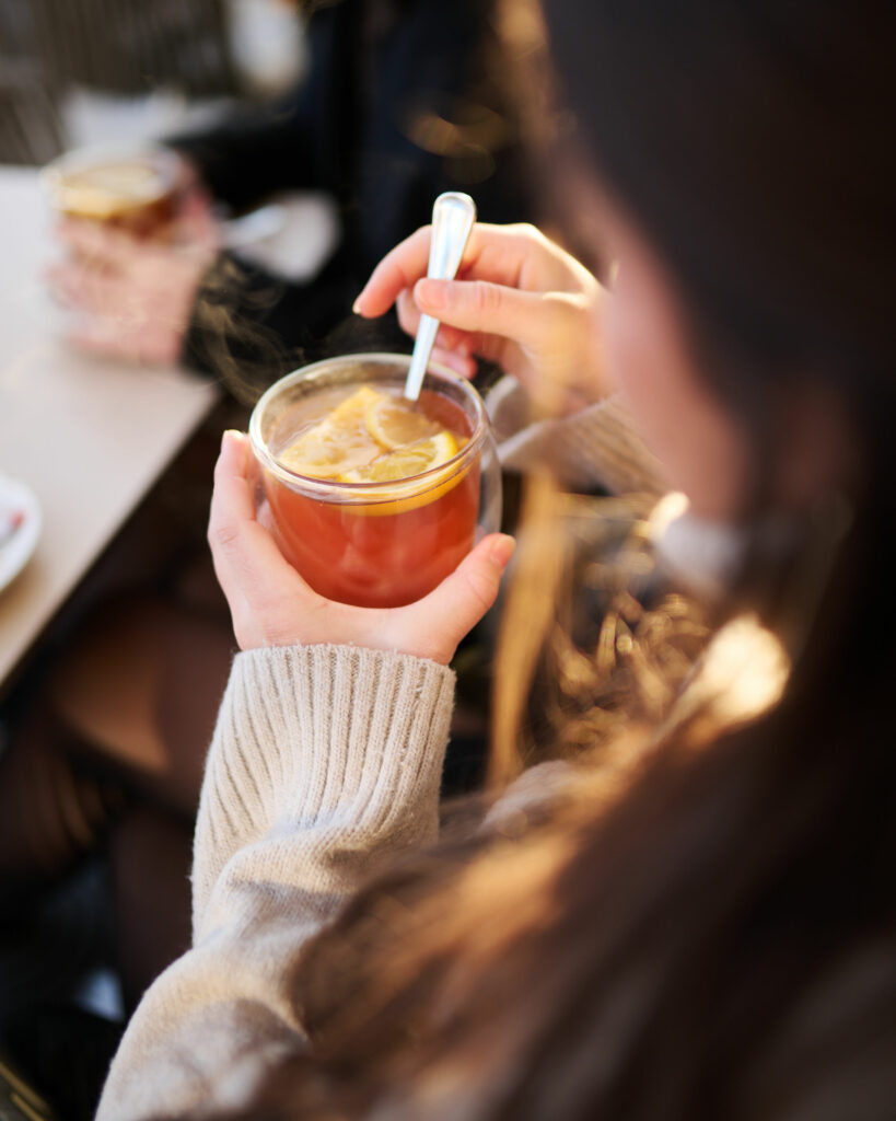Eine Frau hält einen Punsch in der Hand